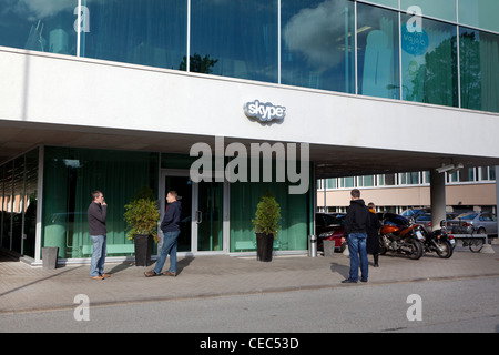 Mitarbeiter vor der Skype Worldwide Headquarters, Tallinn, Estland Stockfoto