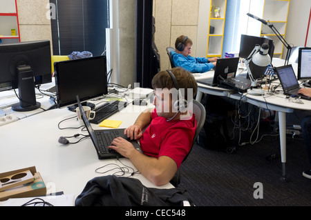 Mitarbeiter in einem Büro bei Skype Worldwide Headquarters, Tallinn, Estland Stockfoto