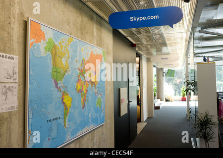 Flur mit Weltkarte bei Skype Worldwide Headquarters, Tallinn, Estland Stockfoto
