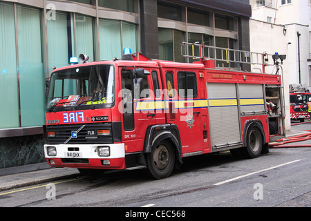 Einer der 20 Löschfahrzeuge geschickt, um die Szene von einem Großbrand in der Grafton Street London Stockfoto