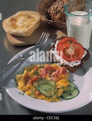 Frühstück mit Rührei, Quark Tomate - Brot und Honig - Rollen Stockfoto