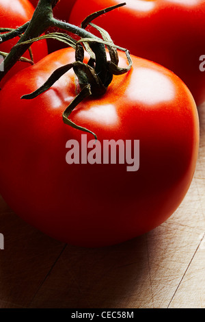 Tomaten auf einem hölzernen Schneidebrett (Solanum, Lycopersicum) Stockfoto