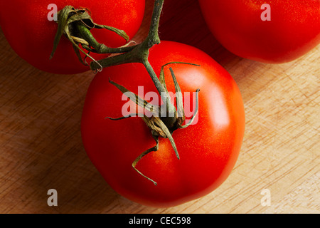 Tomaten auf einem hölzernen Schneidebrett (Solanum, Lycopersicum) Stockfoto