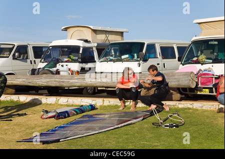 Windsurfer bereiten Sie ihre Ausrüstung an Surfer Punkt, bekannt als Margarets. Margaret River, Western Australia, Australien Stockfoto
