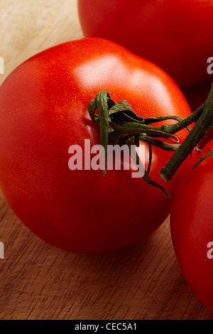 Tomaten auf einem hölzernen Schneidebrett (Solanum, Lycopersicum) Stockfoto