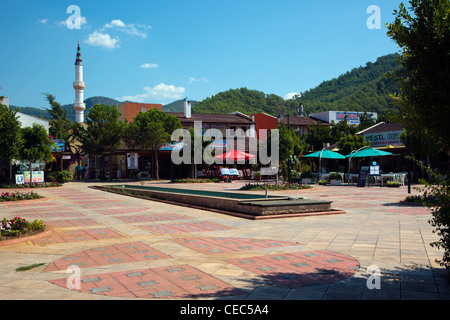 Göcek moderne Marktplatz mit Geschäften und Moschee im Hintergrund Stockfoto