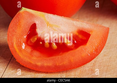Tomaten auf einem hölzernen Schneidebrett (Solanum, Lycopersicum) Stockfoto