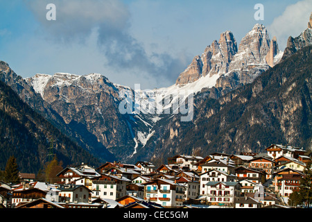 Auronzo di Cadore mit Tre Cime di Lavaredo im Hintergrund, Dolomiten, Italien Stockfoto