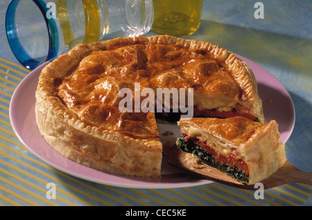 Blätterteig-Pizza mit Spinat Stockfoto