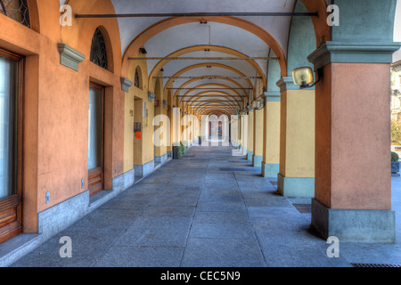 Eingang zur alten bunten Passage in Alba, Norditalien. Stockfoto