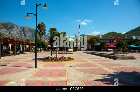 Göcek moderne Marktplatz mit Geschäften und Moschee im Hintergrund Stockfoto