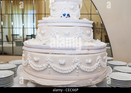 Schlumpf-Braut und Bräutigam auf große Hochzeitstorte Stockfoto