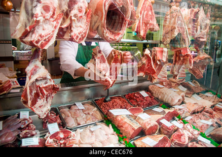 Metzger hängt Fleisch im Fenster von Bartlett und Söhne Stockfoto