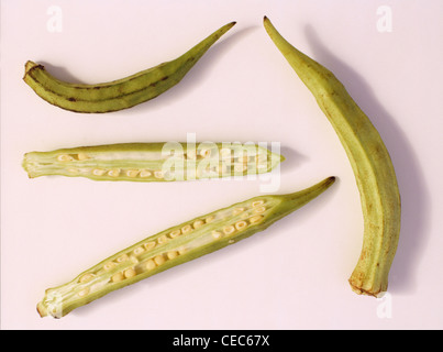 Ausschneiden: Okra Rumpf (ganze Früchte und geschnittene halbe) Stockfoto
