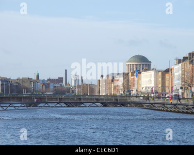 Blick nach Westen entlang dem Fluss Liffey in Dublin Irland Stockfoto