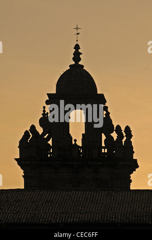 Europa, Spanien, Santiago De Compostela, Hostal de Los Reyes Catolicos Parador (1499), silhouettiert Turmspitze Stockfoto