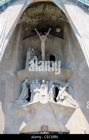 Skulpturen über dem Haupteingang zur Sagrada Familia (Kirche der Heiligen Familie), Barcelona, Spanien. Stockfoto