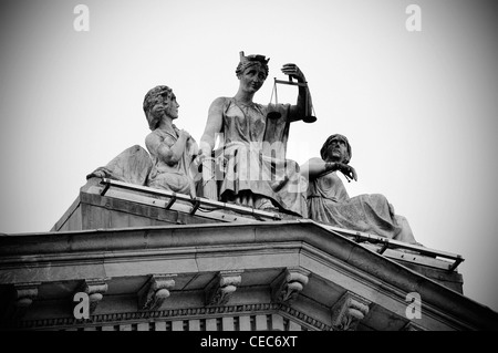 Die Statue oben auf das Dach des Courthouse auf Washington Street, Cork, County Cork, Irland. Stockfoto