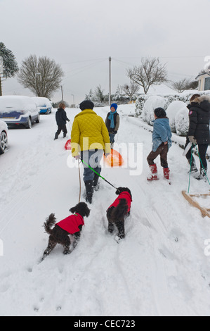 fünf Menschen mit Schlitten. Hastings. East Sussex. England-UK Stockfoto