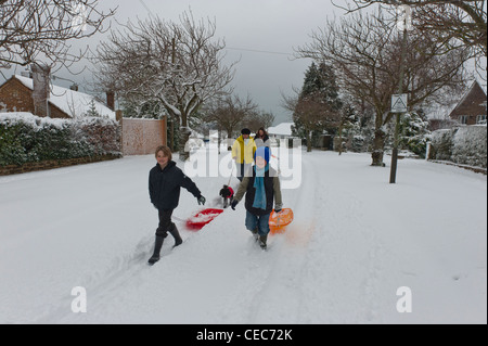 fünf Menschen mit Schlitten. Hastings. East Sussex. England-UK Stockfoto