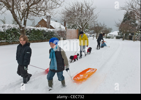 fünf Menschen mit Schlitten. Hastings. East Sussex. England-UK Stockfoto