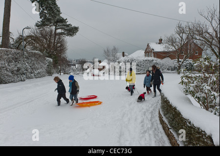 fünf Menschen mit Schlitten. Hastings. East Sussex. England-UK Stockfoto