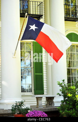 Die Texas Zustand ist vor einem Haus auf einer kleinen Fahnenmast Flagge. Stockfoto