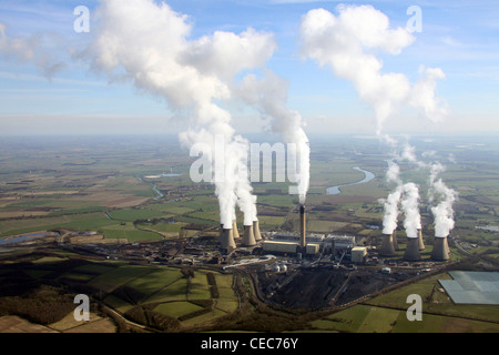 Luftaufnahme des Kraftstation Drax in der Nähe von Selby, North Yorkshire. Ein Kohlekraftwerk, das Rauch und Dampf abgibt. Stockfoto
