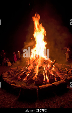 großes Lagerfeuer bei Hochzeit treffen Stockfoto