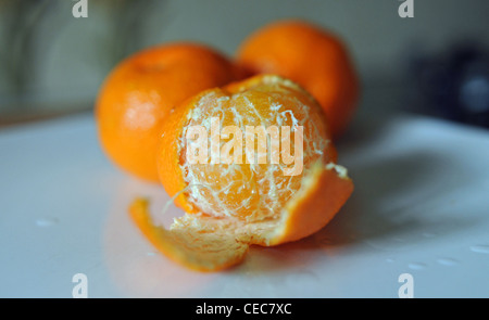 Geschälte Haut aus Satsuma Frucht reich an Vitamin C für eine gute Gesundheit Stockfoto