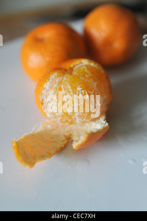 Geschälte Haut aus Satsuma Frucht reich an Vitamin C für eine gute Gesundheit Stockfoto