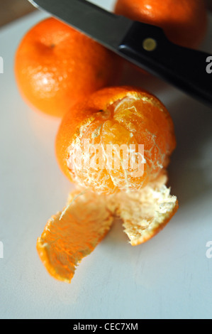 Geschälte Haut aus Satsuma Frucht reich an Vitamin C für eine gute Gesundheit Stockfoto