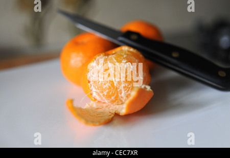 Geschälte Haut aus Satsuma Frucht reich an Vitamin C für eine gute Gesundheit Stockfoto