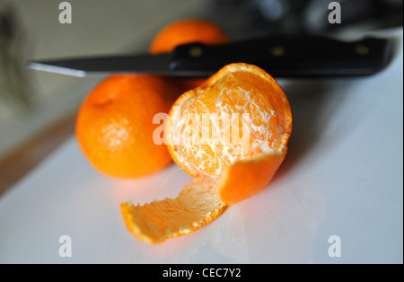 Geschälte Haut aus Satsuma Frucht reich an Vitamin C für eine gute Gesundheit Stockfoto