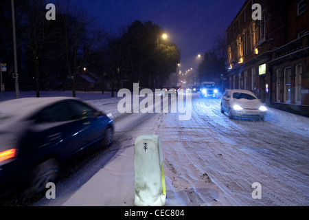 Autos im Feierabendverkehr Verkehr in Schnee, Schnee, winterliche Wetter Stockfoto