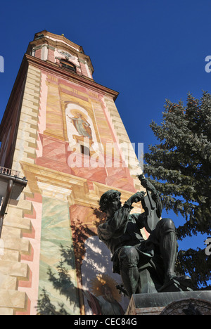 Eine Statue von Geigenbauer Matthias Klotz außerhalb der Pfarrkirche St. Peter und St. Paul, Mittenwald, Bayern, Deutschland. Stockfoto