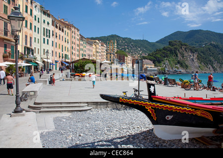 Wunderschön bemalte Fischerboot, Menschen am Strand, Fischerdorf Camogli, Provinz Genua, Ligurien di Levante, Italien, Mittelmeer, Europa Stockfoto