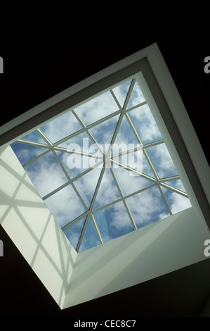 großen Overhead Dachfenster im Einkaufszentrum Stockfoto