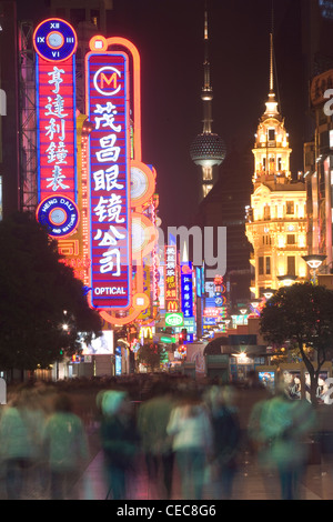 Nanjing Road, Shanghai China in der Nacht mit Pudong Turm in Ferne Stockfoto