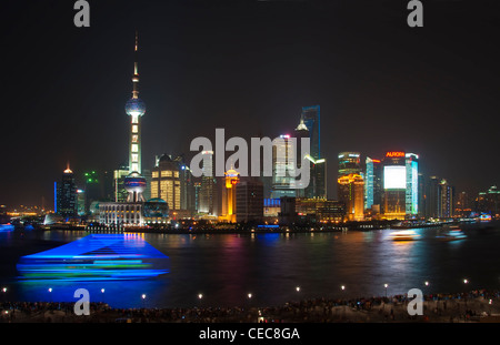 Shanghai Skyline Panorama Ameise den Huangpu-Fluss bei Nacht, Blick vom Bund - China Stockfoto