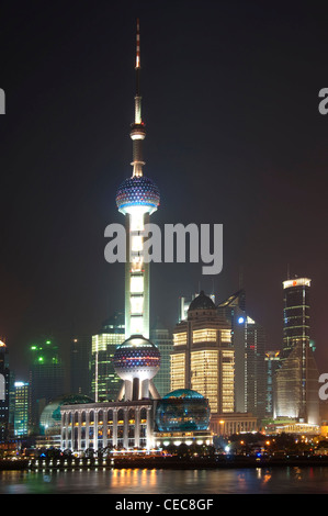 Der Oriental Pearl Tower und dem Huangpu-Fluss-Night, Blick vom Bund - China Stockfoto