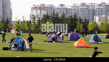 Sonntag Nachmittag camping am Century Park in Shanghai, Pudong - China Stockfoto