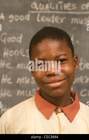 Joshua Ezechiel vor Tafel im Englisch Unterricht, Grundschule, Lagos, Nigeria Stockfoto