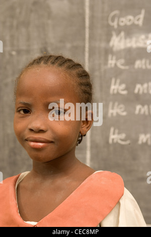 Fadilat Ojomo vor Tafel während der Englisch-Kurs, primäre 5, Grundschule, Lagos Nigeria Stockfoto