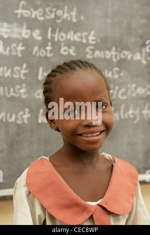 Ein junges Mädchen vor einer Tafel im Englisch Unterricht, Grundschule, Lagos, Nigeria Stockfoto