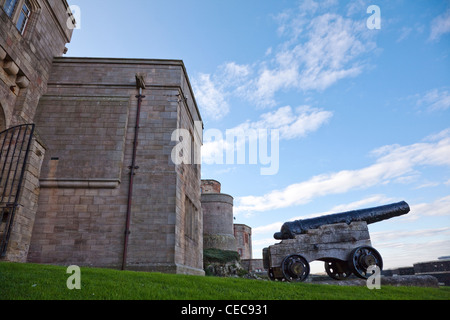 Canon auf dem Gelände des Bamburgh, Northumberland, England, UK Stockfoto