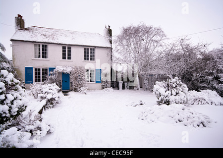 Winter Schnee bedeckten Land Ferienhaus Einfamilienhaus nach einem schweren Schneefall UK Stockfoto