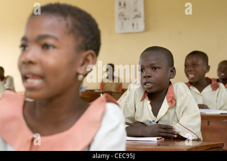 Lola Ogundare während der Englisch-Kurs, primäre 5 an einer Grundschule in Lagos, Nigeria Stockfoto