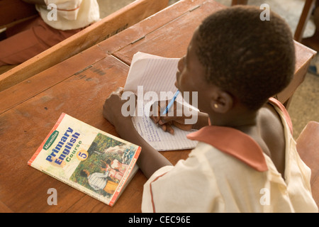 Lola Ogundare während der Englisch-Kurs, primäre 5 an einer Grundschule in Lagos, Nigeria Stockfoto