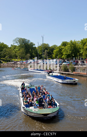 Touristen, die Reisen auf Sightseeing Kanalboot Paddan in Göteborg Stockfoto